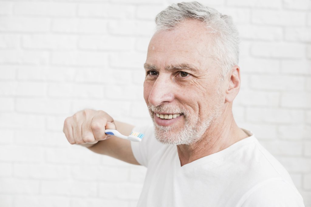 Pasos esenciales para cuidar tus implantes dentales en la clínica dentla Cardenal Quiroga en Ourense