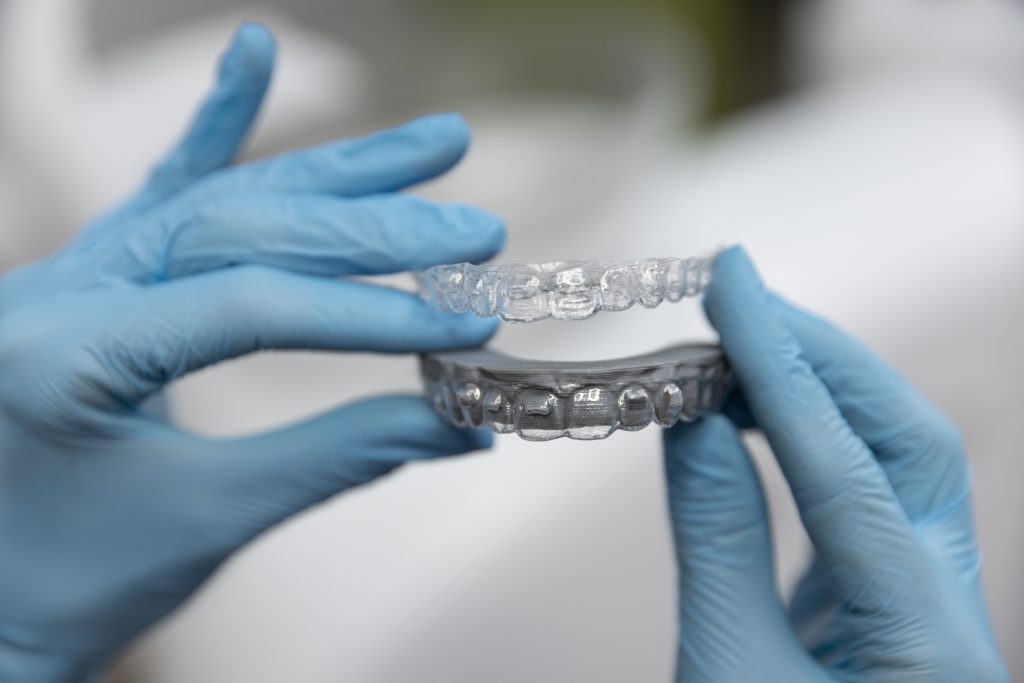 La importancia del retenedor tras la ortodocnia por la clinica dental Cardenal Quiroga