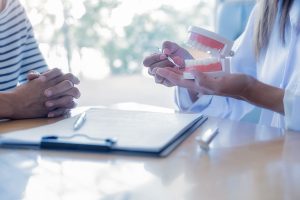 imagen del paciente y del dr en la consulta dando información sobre la diabetes